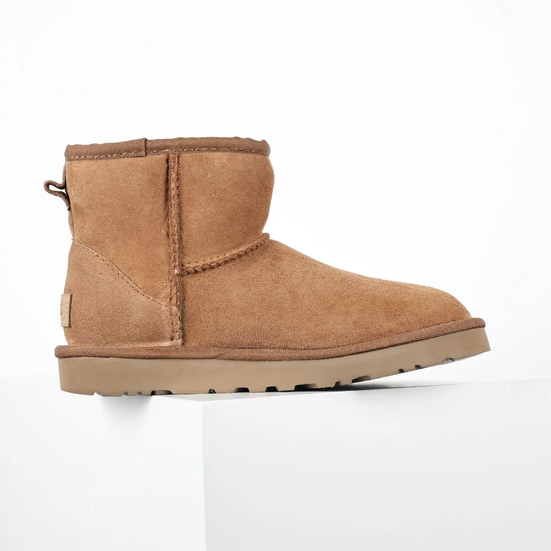 Pick up locally 💰520, core recommendation, good price, UGG Classic Mini mid-tube series, Xiaohongshu hot model, Henan Longfeng leather production, sheepskin and wool integration, top quality in the market, 2-3 cm cashmere insole, keeping warm in winter, suitable for home use. In the new year, uug launched a style series, which is partially biased towards the preferences of young consumers, and has also been at the forefront of fashion trends. Shoe body material, water-repellent coated suede upper 17mm UGGPURE™ implanted wool insole Lightweight non-slip comfortable rubber outsole With brand LOGO Trademark Comes with full packaging Size: 35 36 37 38 39 40